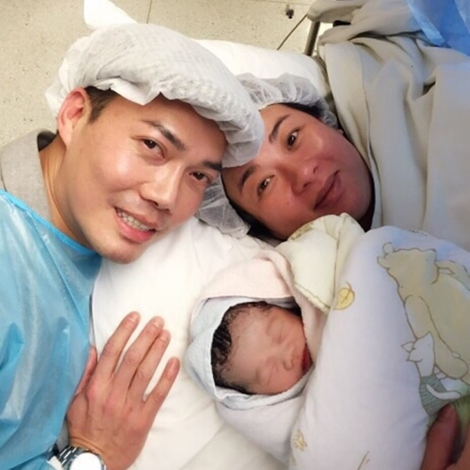 54岁谢天华罕晒全家福紧搂3岁女儿尽显父爱一家四口颜值高