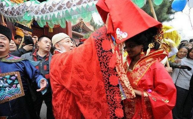 (杨彦夫妇婚礼)令夫妇俩没想到的是,回到国内后,这段婚姻却没有得到