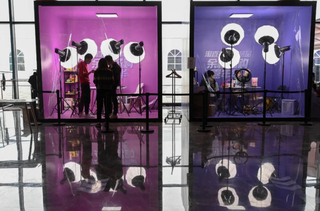 杭州余杭畅购嘉年华现场设置了多个直播室