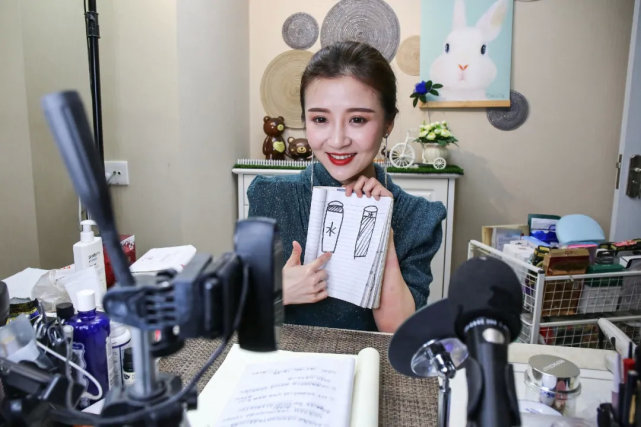 淘宝美妆主播“大大大雪梨Shirley”正在直播