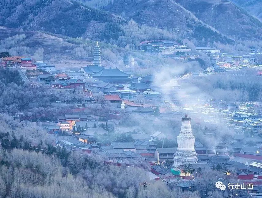 悬崖边的雾凇一切回到最简单的冰封仙界大雪覆盖了全部的杂质五台山的