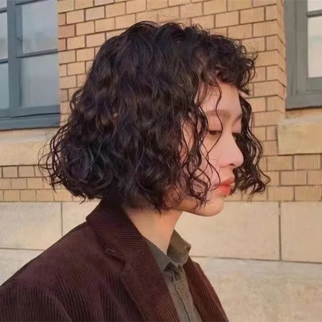 复古港风满头卷烫发太火了