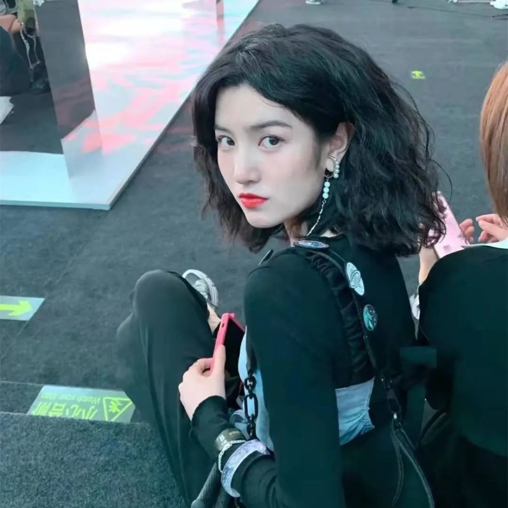 复古港风满头卷烫发太火了