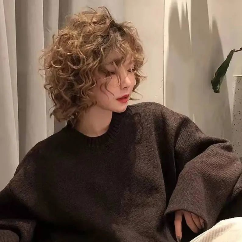 复古港风满头卷烫发太火了