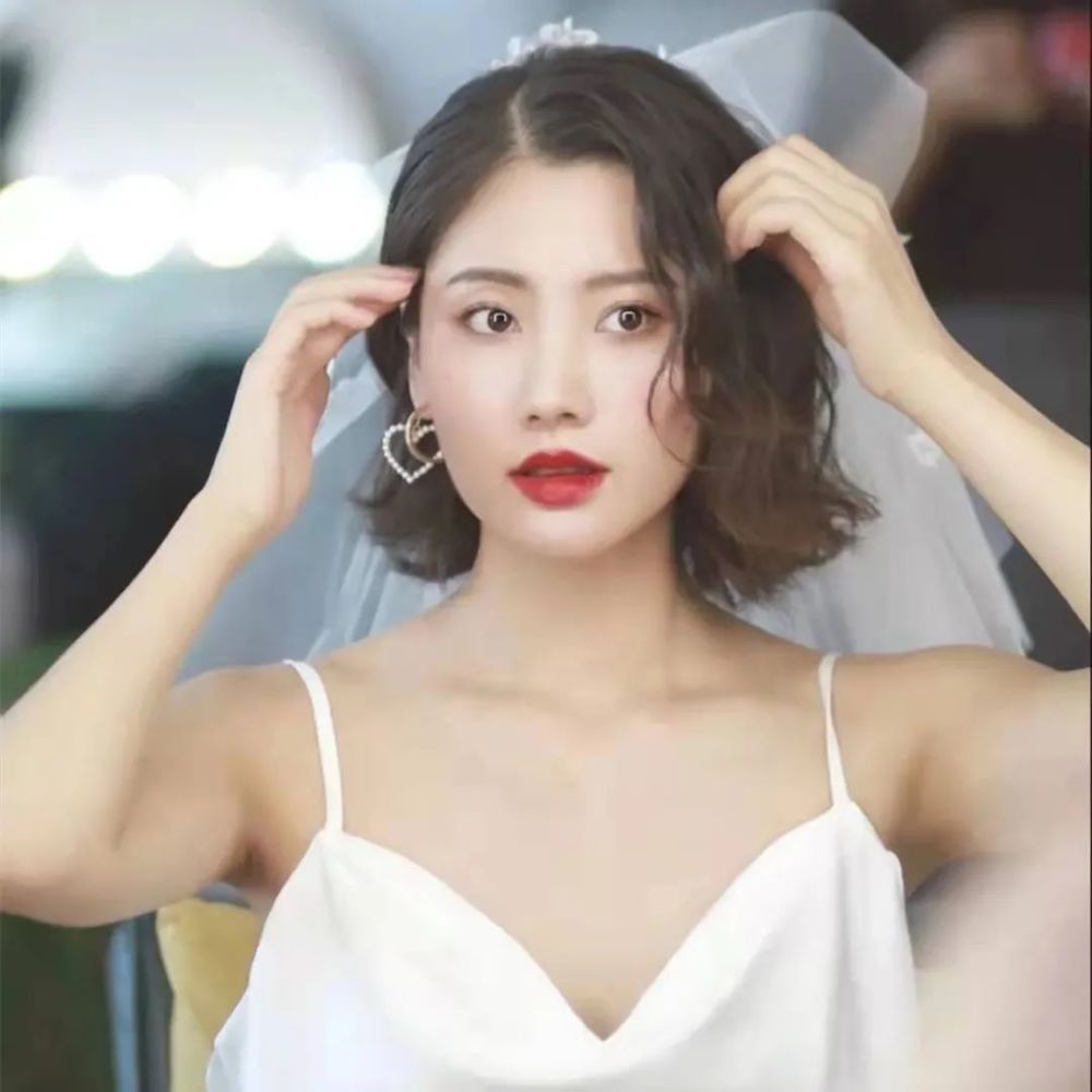 复古港风满头卷烫发太火了