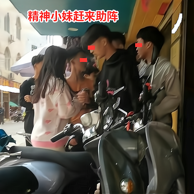 广西两群精神小伙吵架斗嘴不动手两名美女点燃动手动力