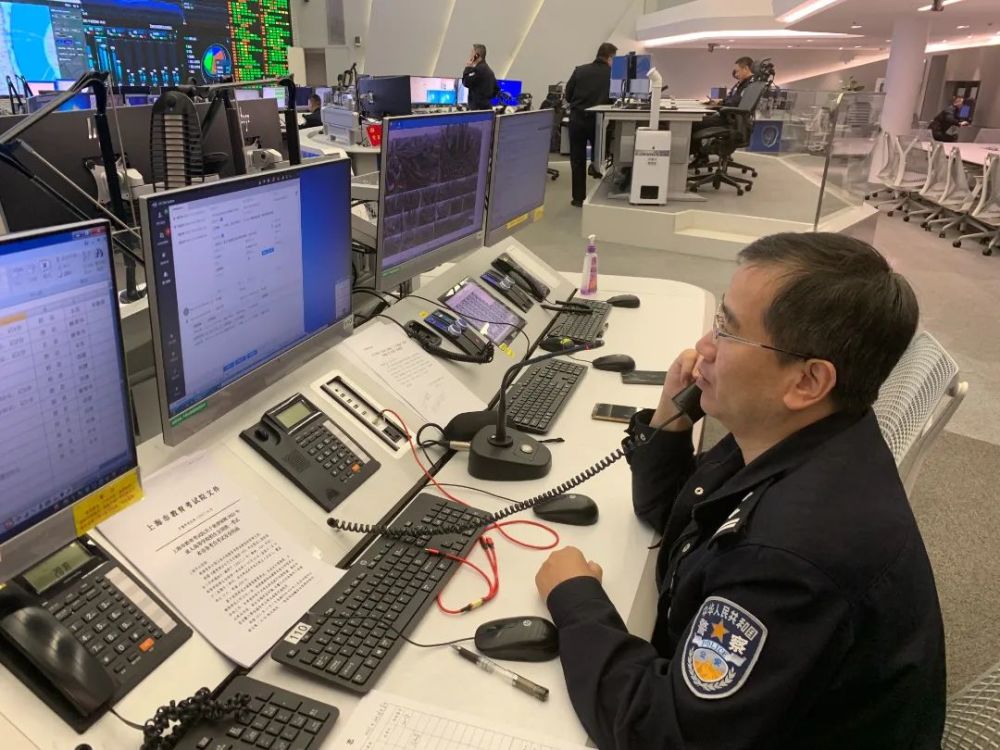 市公安局指挥中心交通指挥台:以"手术"精度守护城市肌体健康_腾讯新闻