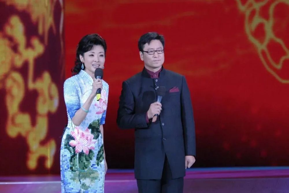 周涛曾获中国青年五四奖章,中央电视台十佳主持人,中国百佳电视艺术