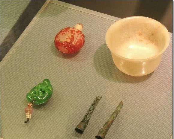 李莲英墓出土的宝贝总之,太监们生前在宫中受主子的气,在家里,在社会