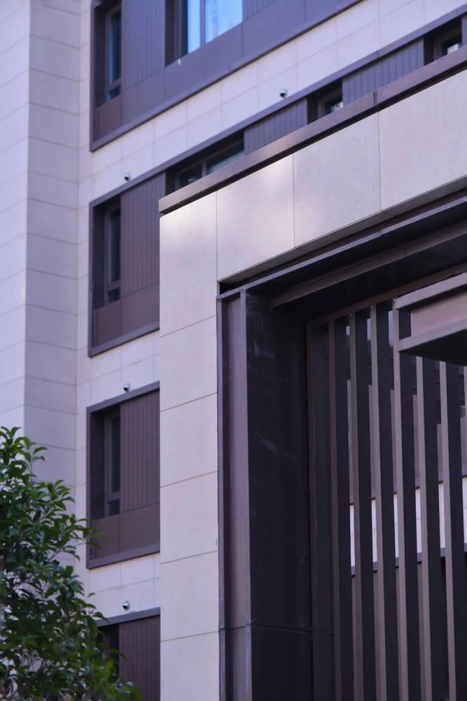 中南·林樾建筑外立面为米白色石材,简洁而不失时尚,奢贵而不张扬,也