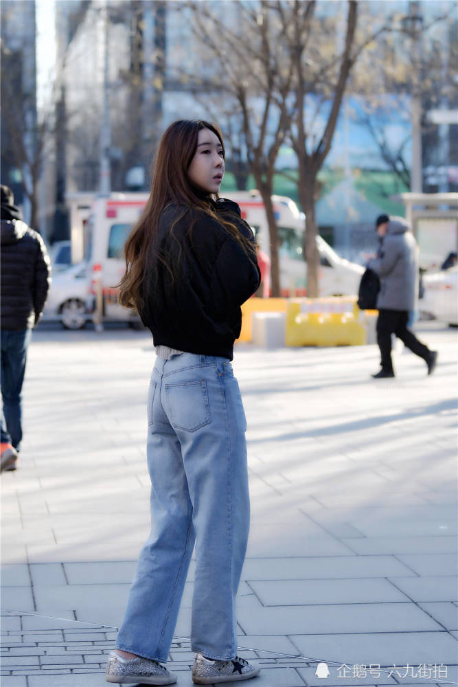 直筒牛仔裤搭配板鞋简约的女生搭配