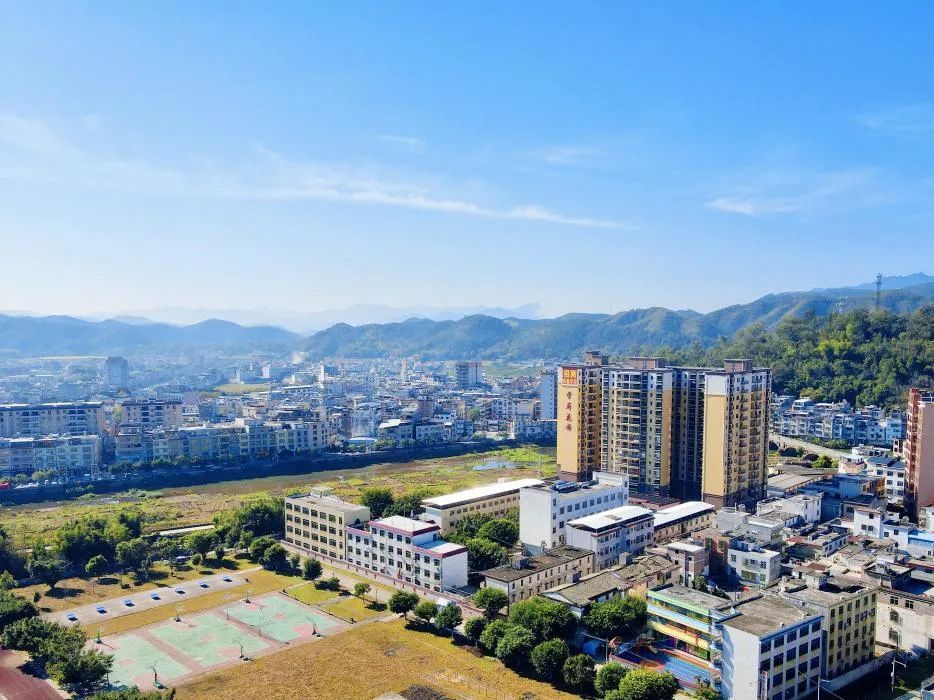 隆街·學府花園學府花園佔踞105國道交通網,倚靠連綿青山,俯瞰連平河