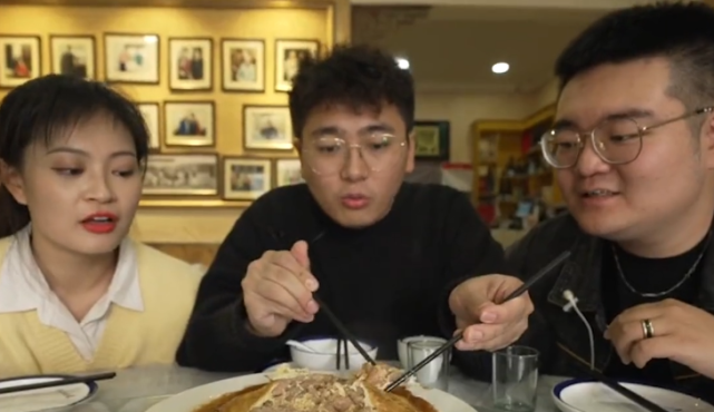 盗月社:吃美食随遇而安,推荐低分牛肉店疑恰饭,强行煽情引争议