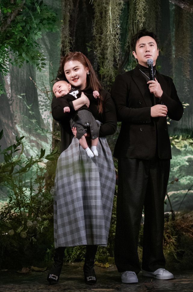 沈腾3岁儿子长相酷似妈妈肥嘟嘟超可爱知情人透漏沈腾明年或将添二胎