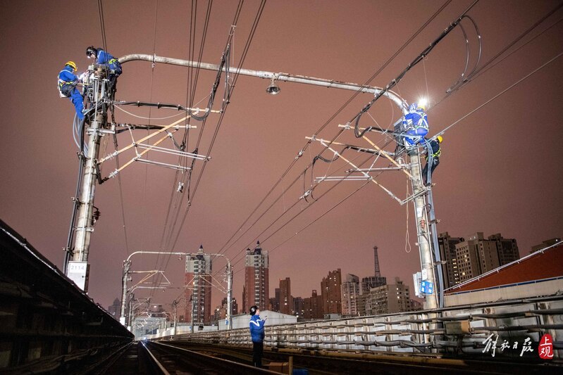 接触线结冰,温差引起柔刚性触网变形位移等情况进行检查