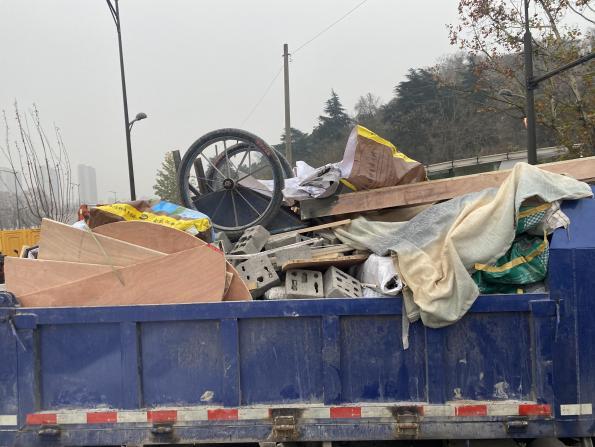 违规偷运建筑垃圾执法部门果断查处