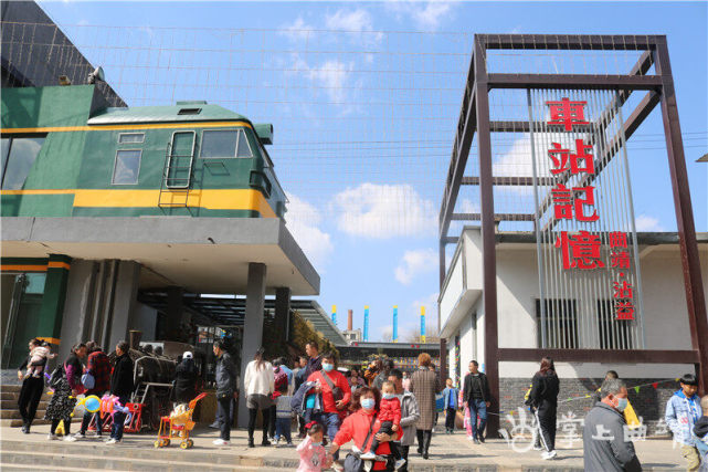 1944年,为配合沾益机场开展抗战物资及军队转运工作,始建沾益火车站