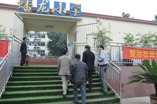 记者鲁蜜报道重庆九龙坡区蟠龙小学,在许多人的"知识库"里,这是当红