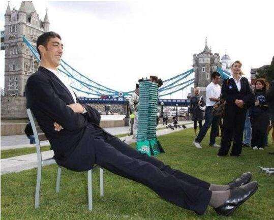 到县医院里一检查,医生说赵亮的脑垂体分泌正常,应该不是巨人症.