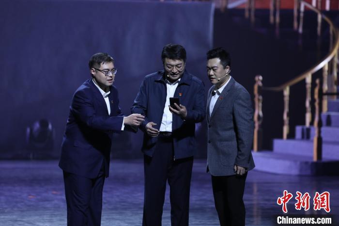 校园抗疫纪实舞台剧拥抱青春在辽宁大连上演