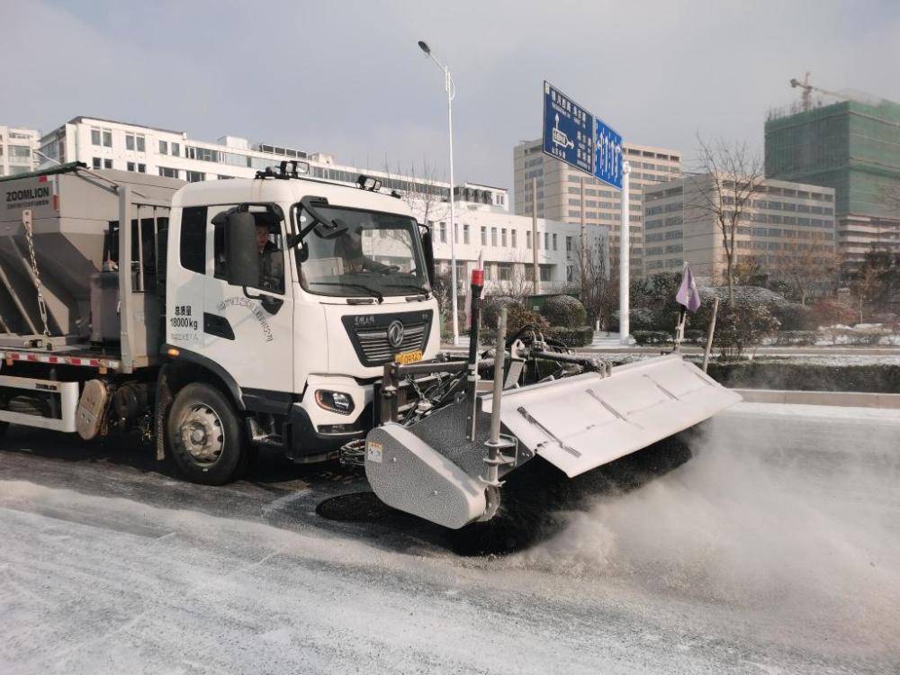 8支队伍900余人80余辆清雪车崂山区迅速清雪保道路畅通