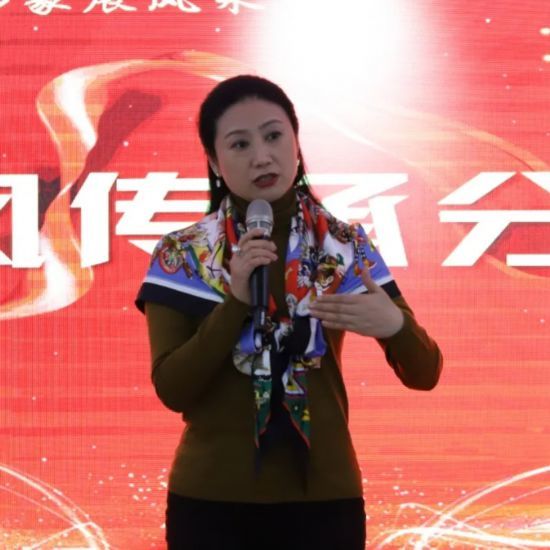 最后,刘凌莉,毛丹等涉侨组织代表深情演绎了配乐诗朗诵《青春,慷慨