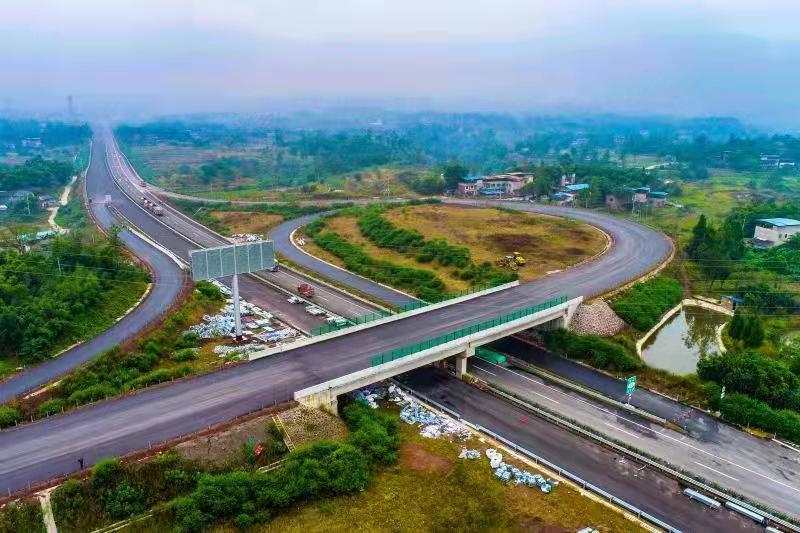 合安高速公路建成通车成渝再添交通大动脉