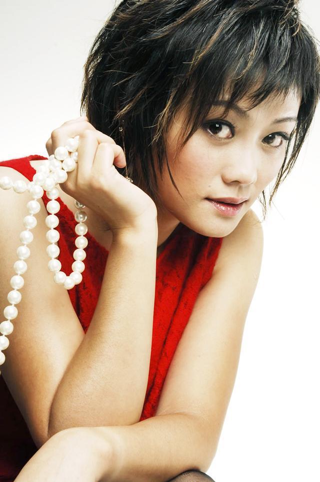 何静是家喻户晓的当红歌星,演唱了《向北方》《喜欢你》《月亮偷着哭