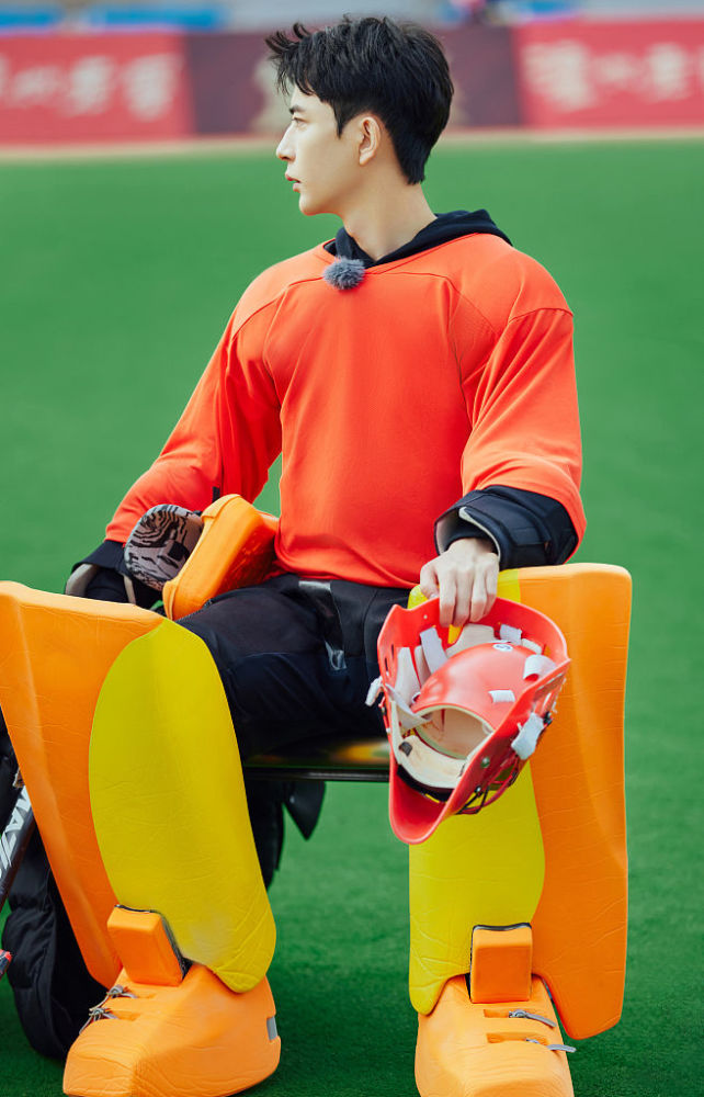 于朦胧冠军对冠军花絮释出着橙色运动装备变身曲棍球选手