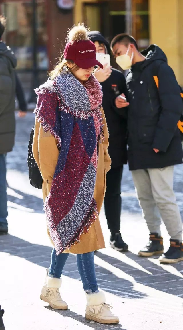 哈尔滨的冬天一看就冷女孩子都裹的很厚实还挺时尚的