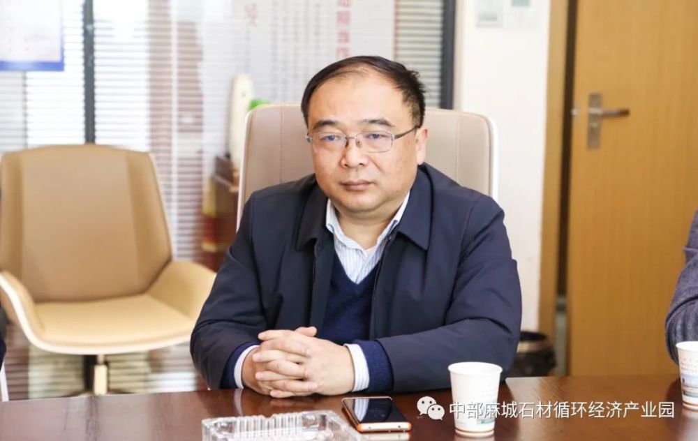 园区开发公司董事长李龙才,麻城石材协会与高时集团分别就产业发展
