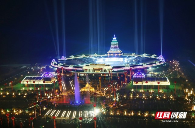通道县萨岁文化广场县庆夜景 图 / 杨祖广