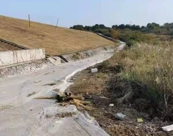 麦岭镇村黄村位于村中央的主干道路,道路268米,宽3.