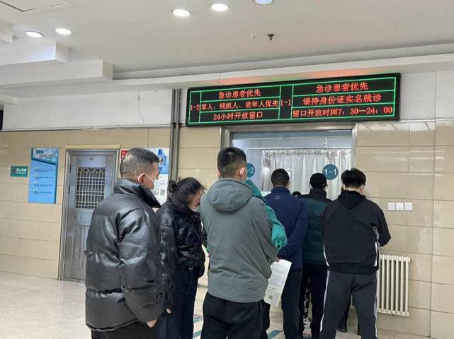 夜间医院急诊科蹲点纪实无眠的医护人员是寒冬中最温暖的守候