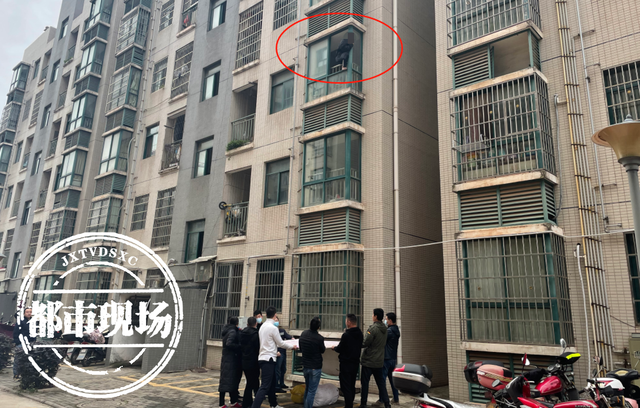 江西贛州:女子欲從3樓跳樓輕生,消防搭建氣墊挽回生命