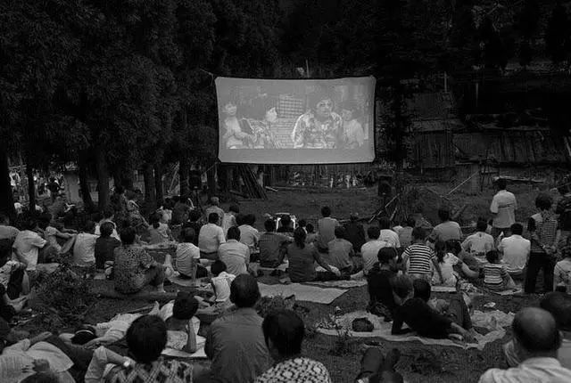 家乡的露天电影院作者王周