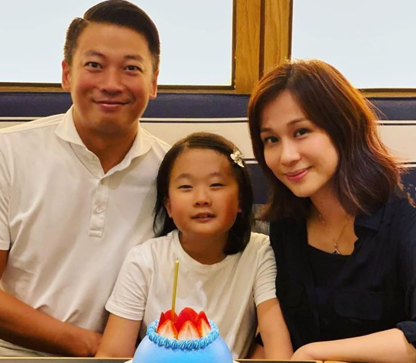 文颂娴一家三口吃自助餐过圣诞,富商老公高大帅气,女儿太像爸爸