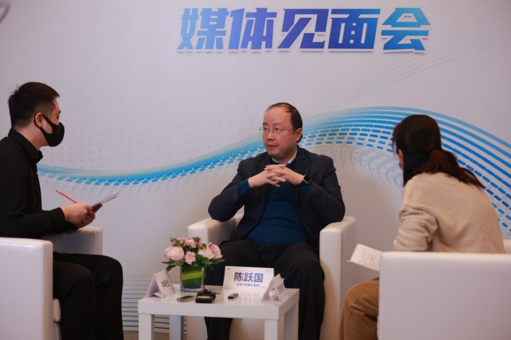 陈跃国教授接受媒体专访专家解读共识,为"38岁 摘镜"提供科学依据