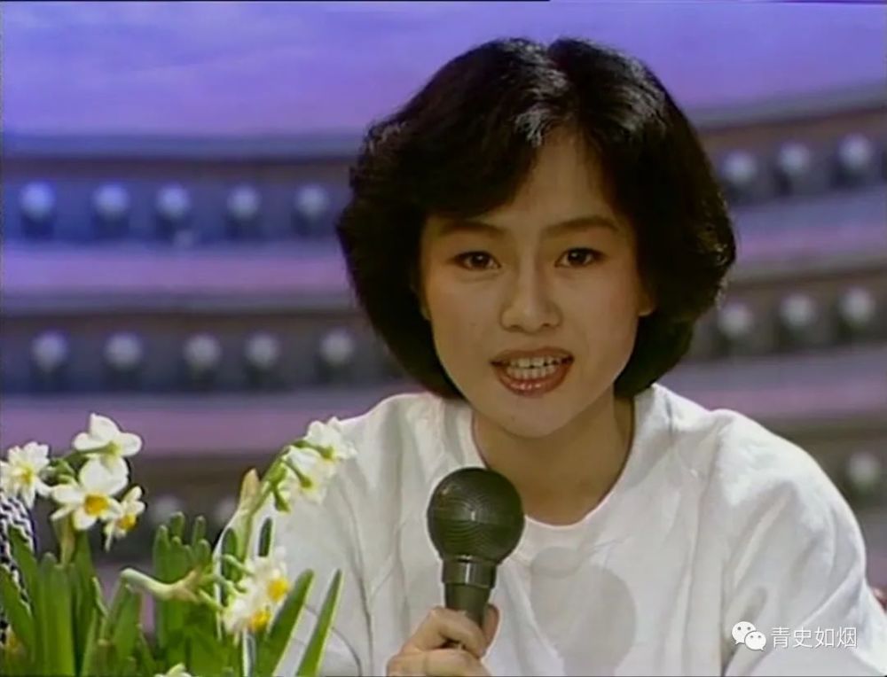 就在韦唯演唱歌曲之前,一袭白衣的鞠萍曾颤声介绍了身旁的一位姑娘