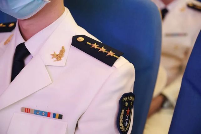 酷全军首批直读研究生的军官学员正式授衔