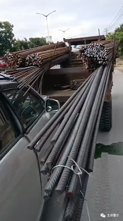 钢筋,穿车!|车祸|拖拉机