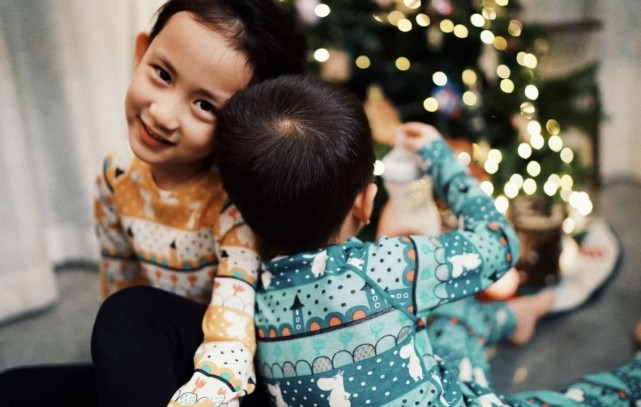 孙莉晒仨娃多多剪短头发长得越来越漂亮三胎儿子正脸像黄磊