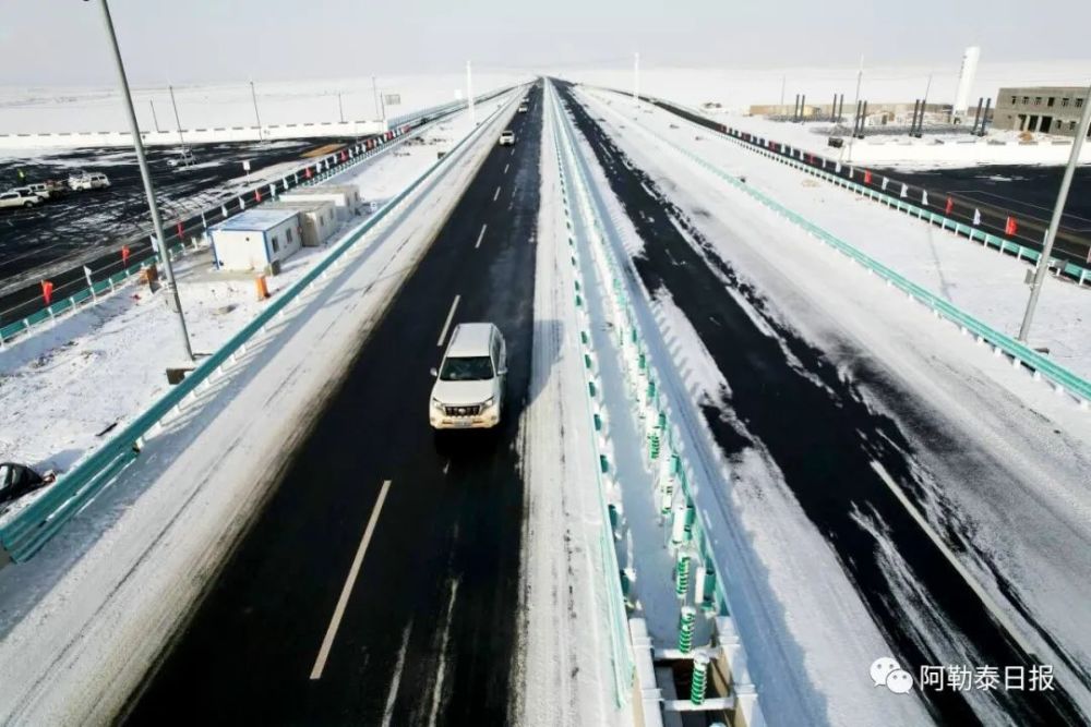 新疆首條沙漠高速公路s21阿勒泰至烏魯木齊高速公路通車