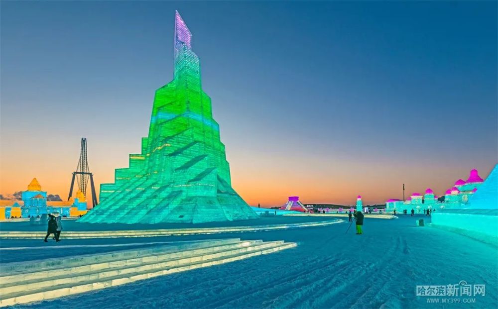 超级冰滑梯历史最长423米冰雪大世界试开园各项防控措施落实到位