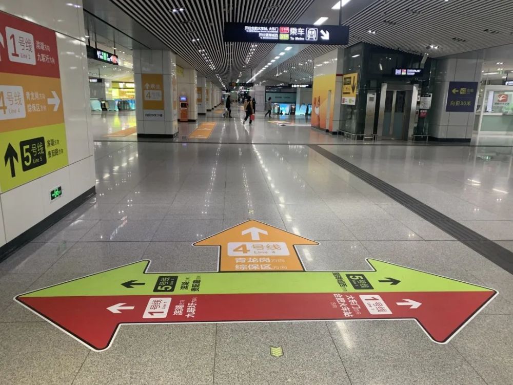 合肥南站为"tt"字型换乘站,从4号线下车的乘客可通过4号线站台扶梯,无