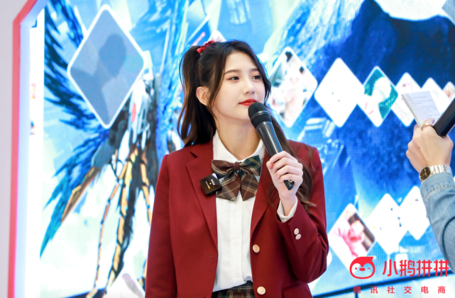 虾米大模王"(右)爱玩模玩的85后开箱up"刘哥模玩"拥有20多年模玩收藏