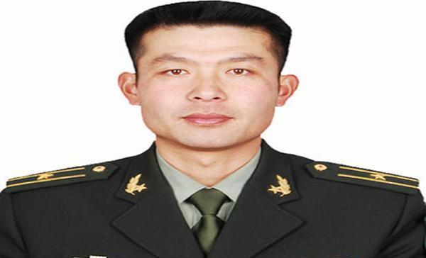 一职挂三衔是什么意思中校营长与少校团参谋长到底谁大