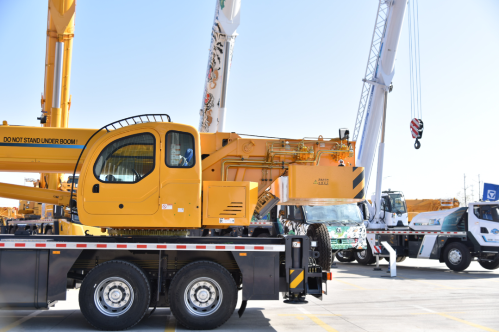 徐工25吨吊车再升级新款qy25k5d3吊装安全感满满五节42m主臂