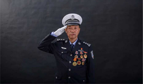 【英模】平凡之光——记全国公安系统二级英雄模范李坤阳_腾讯新闻