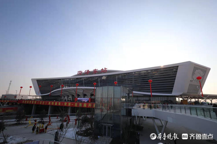 26日上午,在菏泽东站站前广场,不少当地艺术团体聚集在此,敲锣打鼓